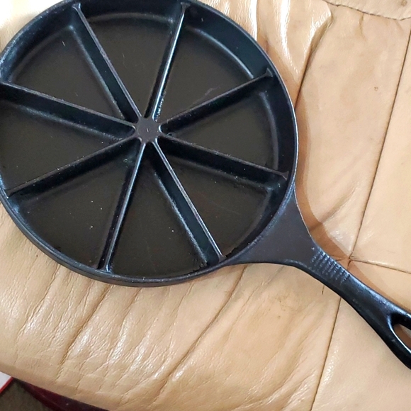 Heuck Cast Iron Vintage Classic Skillet Cornbread Wedge  approx 9", 8 slice - Picture 7 of 9